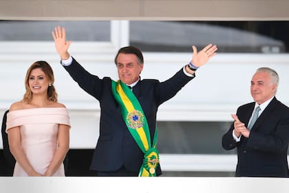 Bolsonaro, junto a la primera dama y a su antecesor, Michel Temer