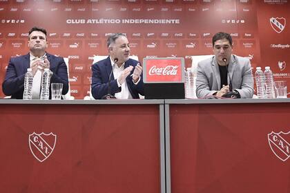 La asunción de Stillitano, acompañado por el manager Cavallero y el presidente Doman; la nueva conducción tomó una decisión que los hinchas mantendrán bajo estudio