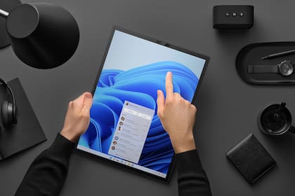 La Asus Zenbook 17 Fold OLED tiene una pantalla táctil plegable de 17,3 pulgadas; cuando se dobla, cada mitad tiene el tamaño de una pantalla de 12,5 pulgadas