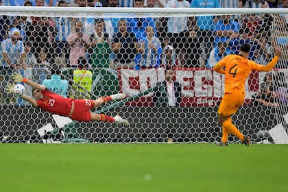 La atajada al penal de Virgil Van Dijk en un calentísimo Argentina 2 vs. Países Bajos 2 en el Mundial de Qatar; la selección pasó a una semifinal con dos atajadas de Dibu en la serie.