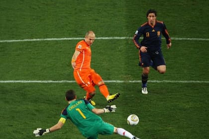 Iker Casillas achica el espacio ante Robben. La pelota está a punto de tocar su pie derecho. Joan Capdevila mira de atrás