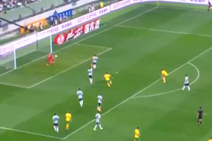 La atajada del Dibu Martínez