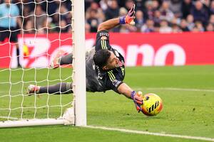 Del penal atajado por Dibu Martínez al golazo de Buendía (a lo CR7) en la goleada del Aston Villa