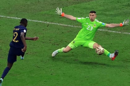 La atajada histórica de Dibu Martínez a Kolo Muani en la final de Qatar 2022