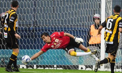 La atajada memorable de Matías Ibáñez en su primer partido de Primera División