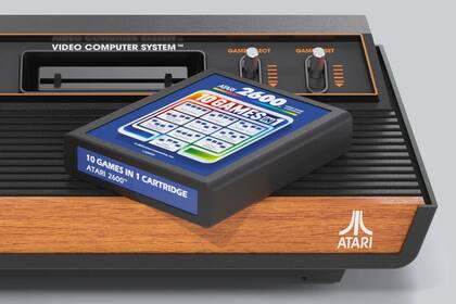 La Atari 2600+ retoma el diseño de la consola de 1980, e incluso es compatible con los cartuchos originales