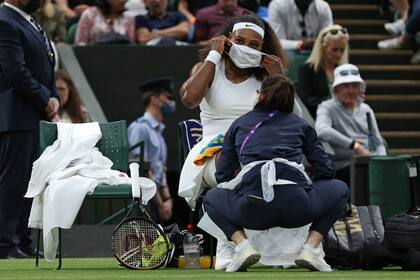 La atención médica para Serena Williams, luego de la caída que precipitó su lesión y abandono