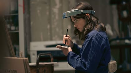 La atenta mirada de Sarah sobre las obras de arte ofrece una clave posible para atender al verdadero misterio debajo de la hojarasca de sus señuelos