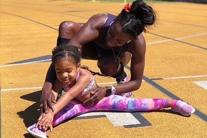 La atleta, con una de sus hijas.