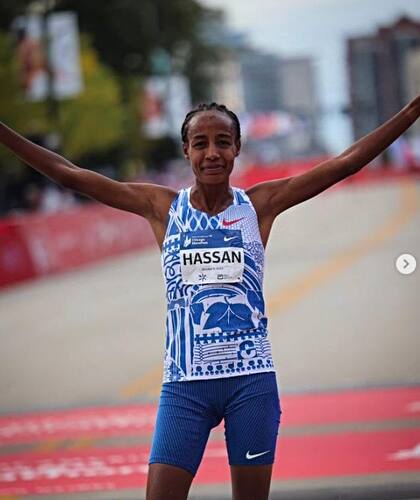 La atleta se llevó el oro en la carrera femenina del Maratón de Chicago
