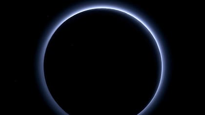 La atmósfera de Plutón se ve azul desde lo lejos