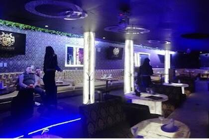 La atmósfera del sitio invita a relajarse y disfrutar del buffet y bebidas que se ofrecen