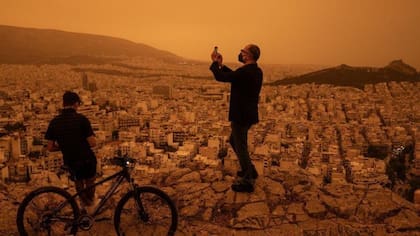 La atmósfera, especialmente en el sur de Grecia, se volvió sofocante debido a la combinación de polvo y altas temperaturas