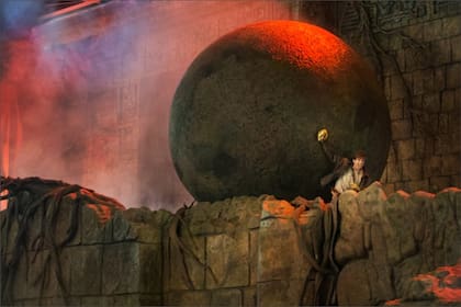 La atracción en el parque de Disney World recrea una escena de Indiana Jones con una bola de 180 kilos