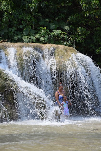 La atracción más visitada de Ocho Ríos: Dunn’s River Falls, unas cascadas de terrazas naturales que desembocan directamente en el mar caribe