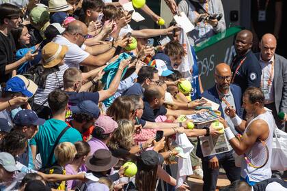 La atracción por Nadal en París no cambió: todos querían su firma o una foto