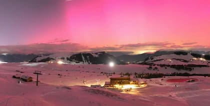 La aurora boreal fue visible en el norte y centro de italia, con las imágenes más espectaculares captadas sobre los alpes. se trata de un acontecimiento poco frecuente causado por una fuerte tormenta geomagnética. (Foto: @JDSpurs32 via Twitter)