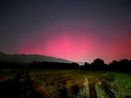La aurora boreal fue visible en el norte y centro de italia, con las imágenes más espectaculares captadas sobre los alpes. se trata de un acontecimiento poco frecuente causado por una fuerte tormenta geomagnética. (Foto: @JDSpurs32 via Twitter)