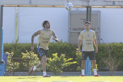 La ausencia de De Paul ante Uruguay puede abrirle un lugar a Thiago Almada, que en caso de jugar será el principal armador de ataques.