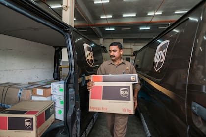 La ausencia de información, o cualquier discrepancia en los formularios, resulta en la retención inmediata del paquete en los centros de distribución y su posible destrucción