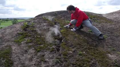 La ausencia de llamas hace que sea difícil transmitir en los medios de comunicación "la inmensidad o el horror de los fuegos de combustión latente"