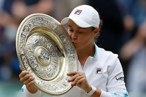 Wimbledon: Ashleigh Barty venció a Karolina Pliskova y festejó en el All England