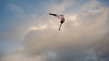 La australiana Danielle Scott realiza un espectacular salto