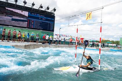 La australiana Jessica Fox compite en la semifinal de kayak femenino durante los Juegos Olímpicos de Tokio 2020 en el Kasai Canoe Slalom Center en Tokio el 27 de julio de 2021
