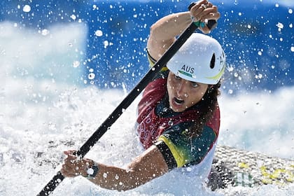 La australiana Jessica Fox compite en la semifinal femenina de canoa durante los Juegos Olímpicos de Tokio 2020 en el Kasai Canoe Slalom Center en Tokio el 29 de julio de 2021.