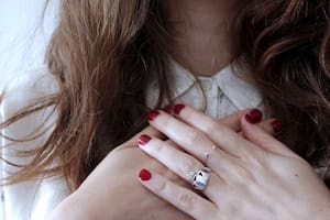 La autocompasión es el proceso de expresar apoyo, calidez y comprensión hacia uno mismo en momentos difíciles, reconociendo que no estás solo en tus imperfecciones.