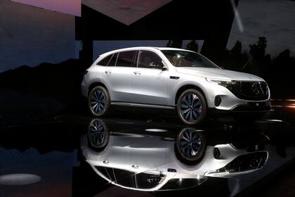 La automotriz alemana promete una autonomía de 450 kilómetros del EQC, cuya producción comenzará en 2019 y se espera que llegue al mercado estadounidense en 2020