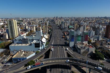 La autopista 25 de Mayo es una cicatriz que atraviesa la ciudad y marca diferencias socioeconómicas a cada lado a medida que se la recorre