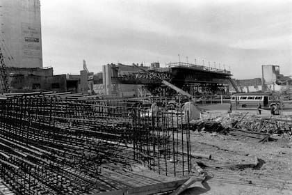 La Autopista 25 de Mayo en construcción sobre Paseo Colón