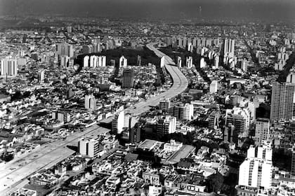 La Autopista 25 de Mayo en el año 1980