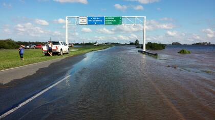 La autopista a Santa Fé cortada por el agua