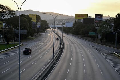 La autopista Francisco Fajardo se observa casi vacía en Caracas el 3 de enero de 2026, después de que fuerzas de Estados Unidos capturaran al líder venezolano Nicolás Maduro tras lanzar un “ataque a gran escala” contra el país sudamericano