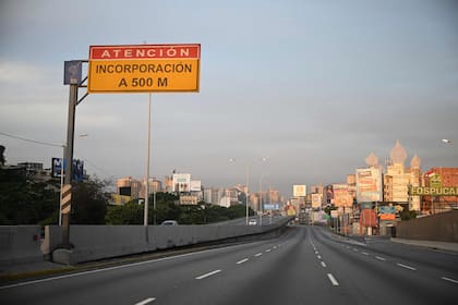 La autopista Gran Cacique Guaicaipuro vacía en Caracas, tomada el 3 de enero de 2026, después de que fuerzas estadounidenses capturaran al líder venezolano Nicolás Maduro tras lanzar un “ataque a gran escala” contra el país sudamericano