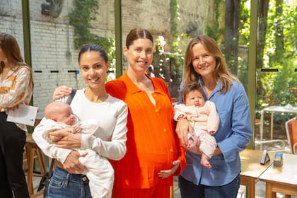 La autora, a la espera de su bebé, junto a sus dos amigas, que se convirtieron en madres hace unas semanas, Clara Bianchetti y Luján Echegaray.