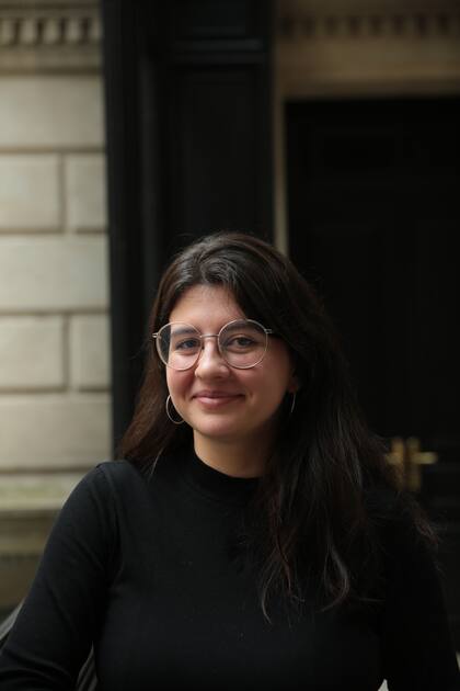 La autora comenzó a escribir a los 11 y a los 15 tuvo su primer contrato editorial