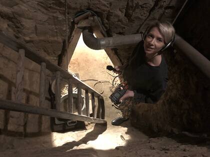 La autora, Elena Mirreman, en una réplica del Túnel 29 que permite comprender sus dimensiones