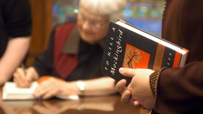 La autora, en una firma de ejemplares de su célebre novela