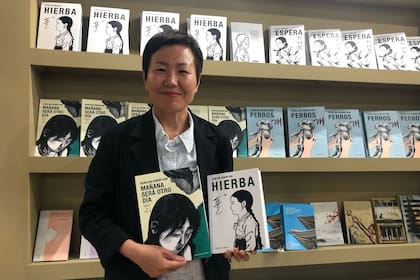 La autora surcoreana Keum Suk Gendry-kim presenta en Buenos Aires su premiada novela gráfica "Hierba"