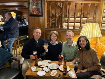 La autora y amigos, en su bar en el mundo