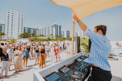 La autorización le da paso libre a la empresa para vender cerveza, vino y cócteles, siempre bajo una serie de regulaciones que buscan preservar el orden y la seguridad