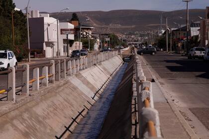 La Av. Roca, conocida como canal derivador, fue como un río que recibió el agua de las calles de los barrios altos