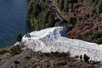 La avalancha ocurrió en la margen sur del lago Huachulafquen, unos 25 kilómetros al norte de Junín de los Andes