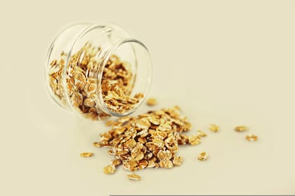 La avena contiene fibra, que ayuda a la saciedad y mejora la salud digestiva