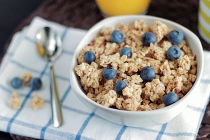 La avena es rica en beta-glucanos, que ayudan a reducir la inflamación y los niveles de grasa hepática