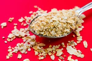 La avena sativa o avena simplemente, es un tipo de cereal que tiene la capacidad de favorecer al organismo de múltiples maneras