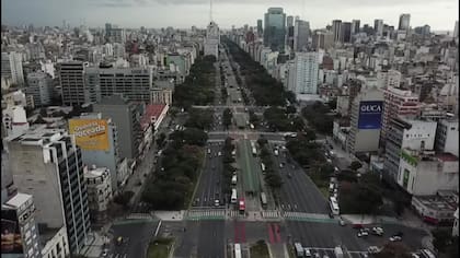 La avenida 9 de Julio desde el drone de LA NACION esta mañana. Ya se nota el parate por las restricciones de circulación en medio de la pandemia del coronavirus